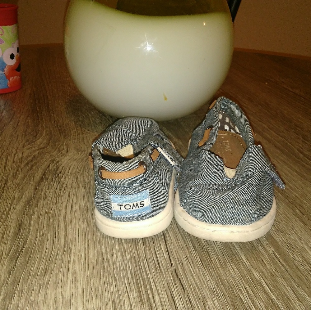 KIDS. Bundle DEAL!! TOMS, UGGS.